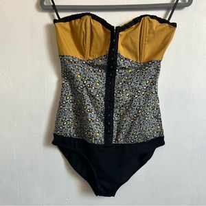 Strapless animal print corset style bodysuit from the brand Kimchi Blue size M